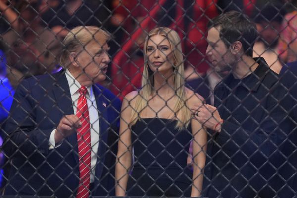 El expresidente de EEUU, Donald Trump, habla con su hija, Ivanka Trump, y su yerno, Jared Kushner, mientras esperan el inicio de un combate de artes marciales mixtas UFC 299. - Sputnik Mundo