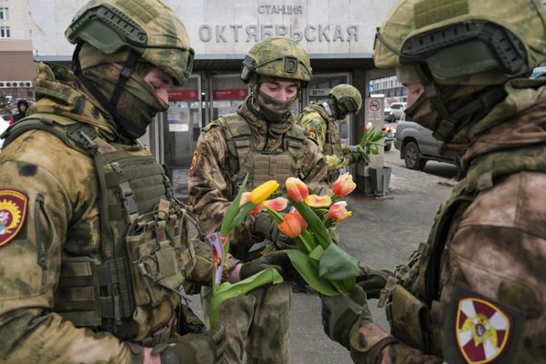 Cadetes regalan tulipanes a mujeres en vísperas del Día Internacional de la Mujer en Novosibirsk, Rusia. - Sputnik Mundo