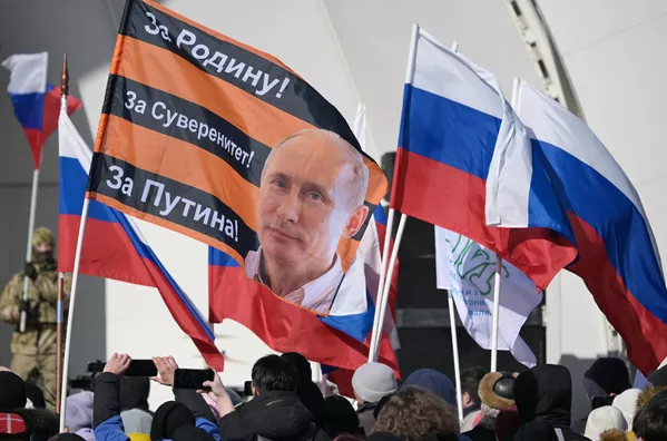 Hace 10 años, Vladímir Putin, el presidente del Parlamento de Crimea, Vladímir Konstantínov, el primer ministro de la República de Crimea, Serguéi Axiónov, y el presidente del Consejo Municipal de la ciudad de Sebastopol, Alexéi Chali, firmaron un tratado por el que se reincorporaba la República de Crimea a Rusia.En la foto: participantes del festival dedicado a los 10 años de la reunificación de Crimea con Rusia en la ciudad rusa de Novosibirsk. Hace 10 años, Vladímir Putin, el presidente del Parlamento de Crimea, Vladímir Konstantínov, el primer ministro de la República de Crimea, Serguéi Axiónov, y el presidente del Consejo Municipal de la ciudad de Sebastopol, Alexéi Chali, firmaron un tratado por el que se reincorporaba la República de Crimea a Rusia.En la foto: participantes del festival dedicado a los 10 años de la reunificación de Crimea con Rusia en la ciudad rusa de Novosibirsk. - Sputnik Mundo