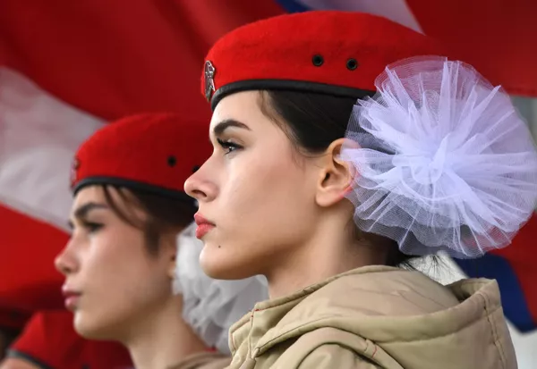 De este modo se creaban dos nuevos sujetos dentro del país: la república de Crimea y la ciudad de importancia federal de Sebastopol.En la foto: jóvenes del movimiento patriótico Yunarmia asisten a la celebración del aniversario de la incorporación de Crimea a Rusia en Vladivostok. De este modo se creaban dos nuevos sujetos dentro del país: la república de Crimea y la ciudad de importancia federal de Sebastopol.En la foto: jóvenes del movimiento patriótico Yunarmia asisten a la celebración del aniversario de la incorporación de Crimea a Rusia en Vladivostok. - Sputnik Mundo