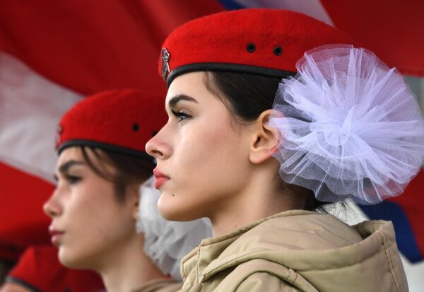 De este modo se creaban dos nuevos sujetos dentro del país: la república de Crimea y la ciudad de importancia federal de Sebastopol.En la foto: jóvenes del movimiento patriótico Yunarmia asisten a la celebración del aniversario de la incorporación de Crimea a Rusia en Vladivostok. - Sputnik Mundo