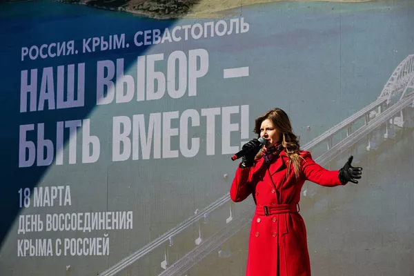 La reincorporación histórica estuvo precedida por un referéndum celebrado el 16 de marzo de 2014. Según sus resultados, el 96,77% de los habitantes de Crimea y el 95,6% de los de Sebastopol apoyaron la reunificación con Rusia.En la foto: una cantante actúa en un concierto con motivo del 10.° aniversario de la reunificación de Crimea con Rusia, en el parque central de Novosibirsk. La reincorporación histórica estuvo precedida por un referéndum celebrado el 16 de marzo de 2014. Según sus resultados, el 96,77% de los habitantes de Crimea y el 95,6% de los de Sebastopol apoyaron la reunificación con Rusia.En la foto: una cantante actúa en un concierto con motivo del 10.° aniversario de la reunificación de Crimea con Rusia, en el parque central de Novosibirsk. - Sputnik Mundo