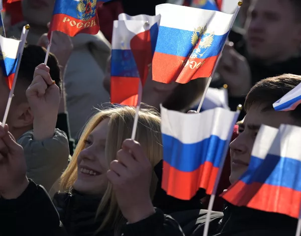 Participantes en un flash mob para conmemorar el 10.° aniversario de la reunificación de Crimea y Sebastopol con Rusia, organizado en la región rusa de Tatarstán. Participantes en un flash mob para conmemorar el 10.° aniversario de la reunificación de Crimea y Sebastopol con Rusia, organizado en la región rusa de Tatarstán. - Sputnik Mundo