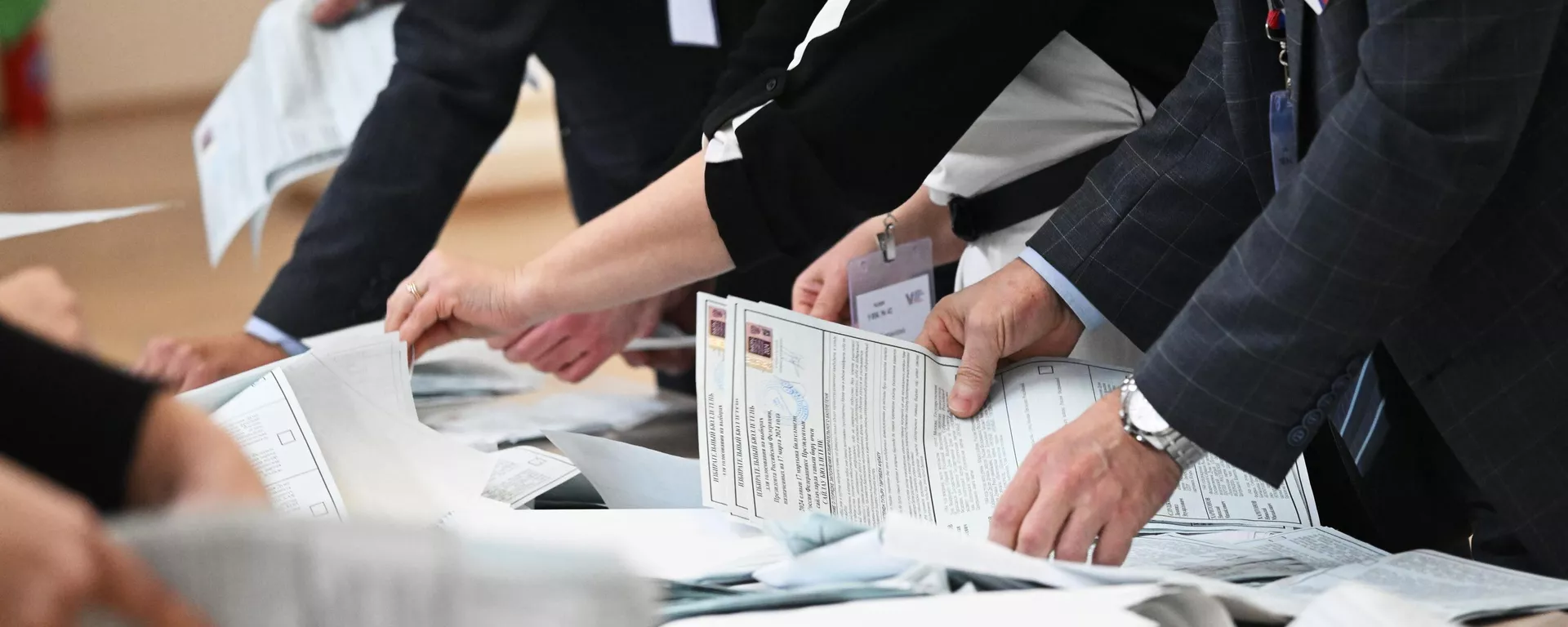 Miembros de la comisión electoral en Kazán cuentan los votos tras el fin de la votación en las elecciones presidenciales rusas del 17 de marzo de 2024 Miembros de la comisión electoral en Kazán cuentan los votos tras el fin de la votación en las elecciones presidenciales rusas del 17 de marzo de 2024 - Sputnik Mundo, 1920, 20.03.2024