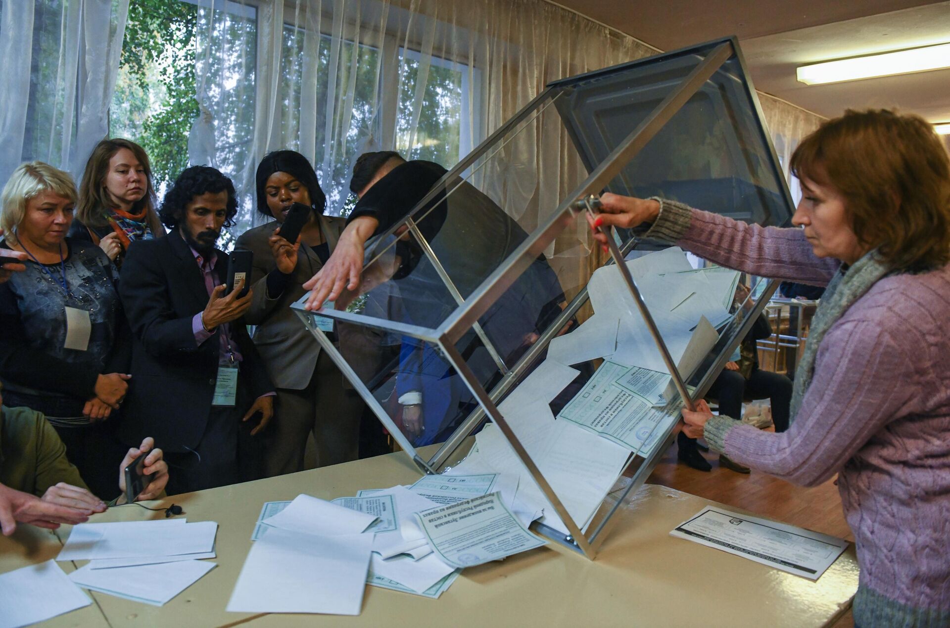 Observadores internacionales registran el recuento de votos del referéndum sobre la adhesión a Rusia en un centro electoral de Lugansk - Sputnik Mundo, 1920, 18.03.2024