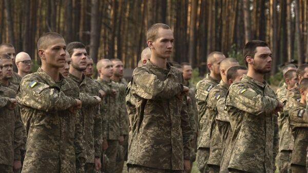 Soldados recién reclutados de la 3.ª Brigada de Asalto de Ucrania se alinean en una base militar cerca de Kiev, Ucrania, el 25 de septiembre de 2023  - Sputnik Mundo