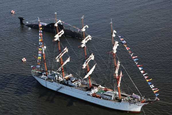 La bricbarca Sedov y el submarino nuclear Vepr en el ensayo general del desfile naval del Día de la Armada en Kronstadt. - Sputnik Mundo