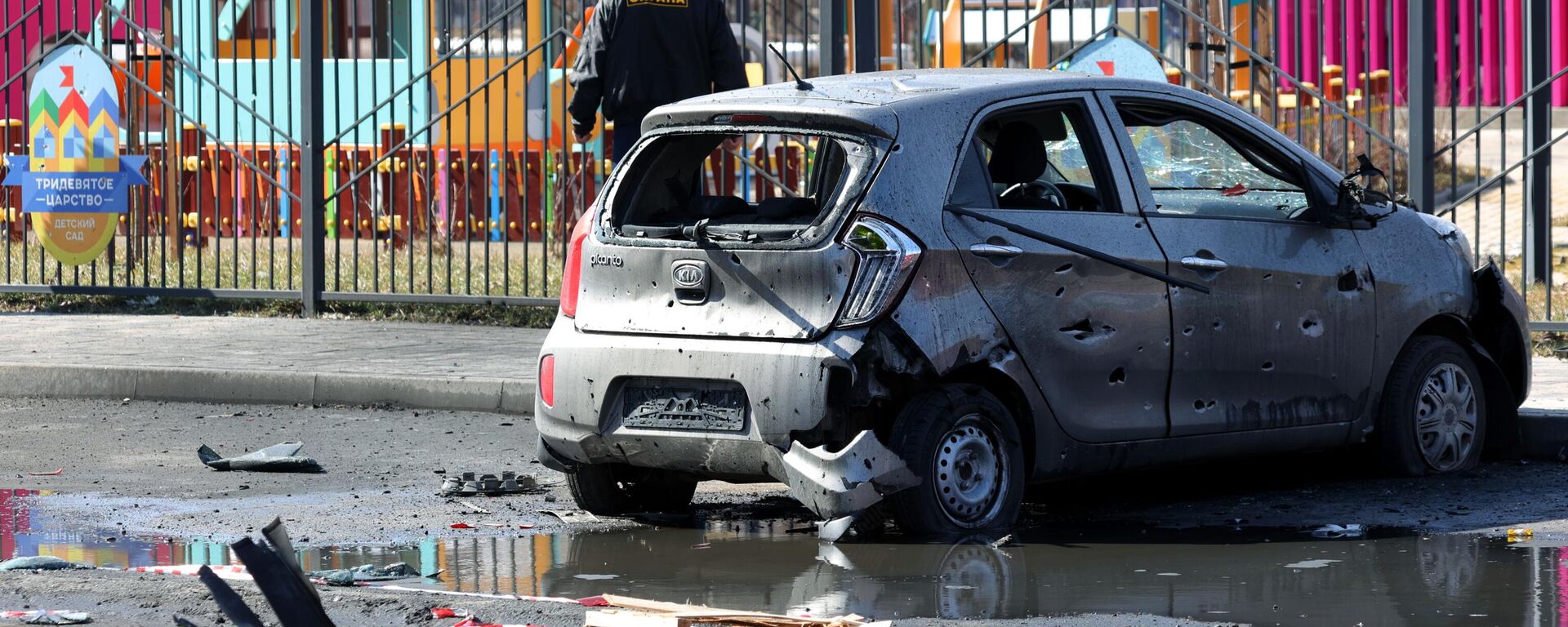 Un automóvil en una calle de Bélgorod dañado por bombardeos de las FFAA ucranianas  - Sputnik Mundo, 1920, 21.03.2024