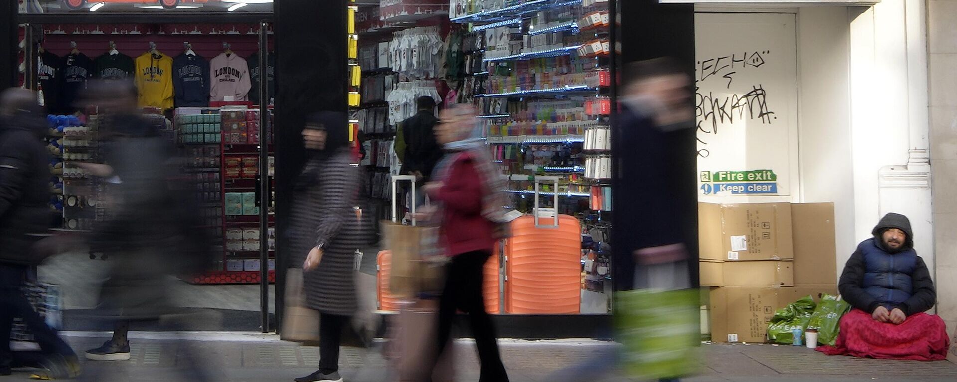 Compradores en la calle Oxford de Londres, el 15 de febrero de 2023 - Sputnik Mundo, 1920, 12.06.2024