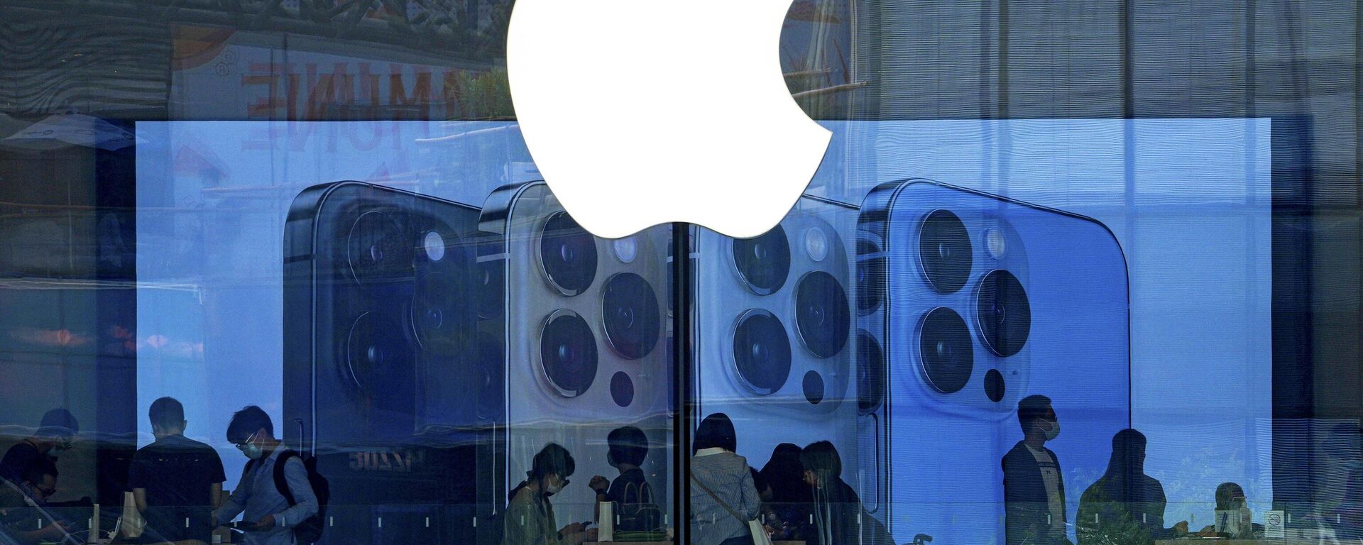 Varias personas prueban productos iPhone en una Apple Store de Pekín - Sputnik Mundo, 1920, 11.09.2024