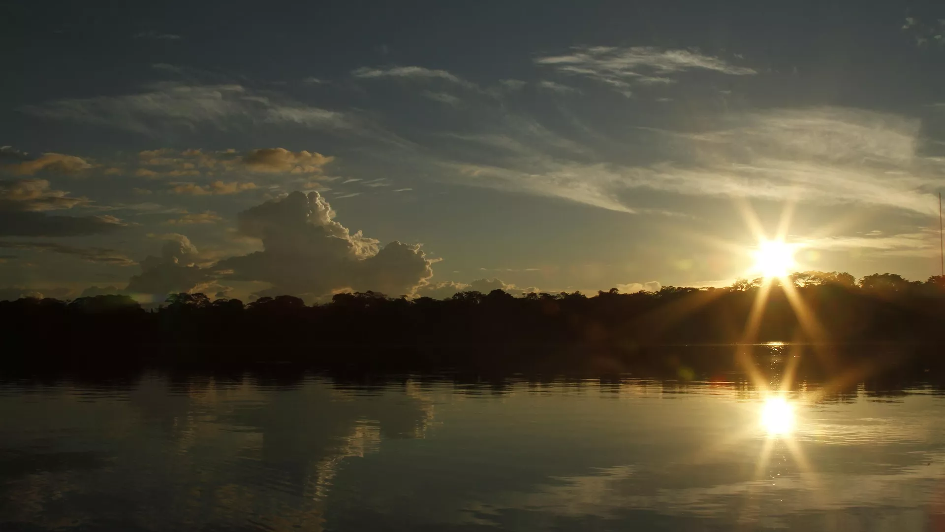 Vista del atardecer sobre la selva en el lago Limoncoha (archivo)
