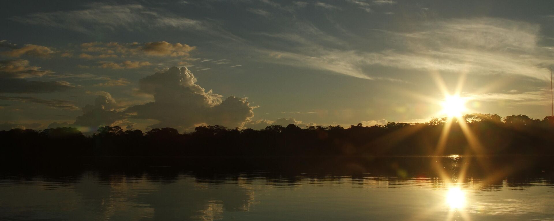 Vista del atardecer sobre la selva en el lago Limoncoha (archivo) - Sputnik Mundo, 1920, 22.03.2024