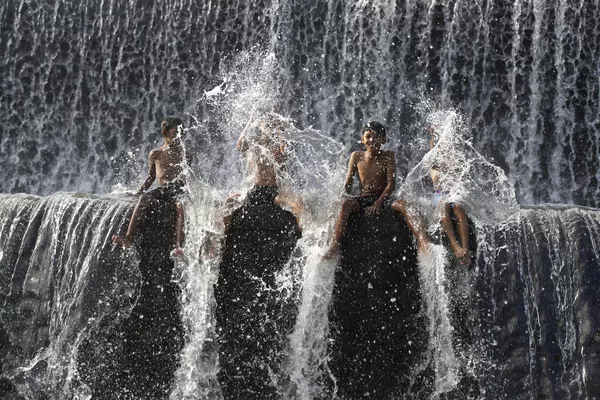La idea del Día Mundial del Agua se anunció por primera vez en la Conferencia de las Naciones Unidas sobre el Medio Ambiente y el Desarrollo (CNUMAD), que se celebró en 1992 en Río de Janeiro (Brasil).En la foto: unos niños bañándose en el río Unda en Klungkung, Bali, Indonesia. La idea del Día Mundial del Agua se anunció por primera vez en la Conferencia de las Naciones Unidas sobre el Medio Ambiente y el Desarrollo (CNUMAD), que se celebró en 1992 en Río de Janeiro (Brasil).En la foto: unos niños bañándose en el río Unda en Klungkung, Bali, Indonesia. - Sputnik Mundo