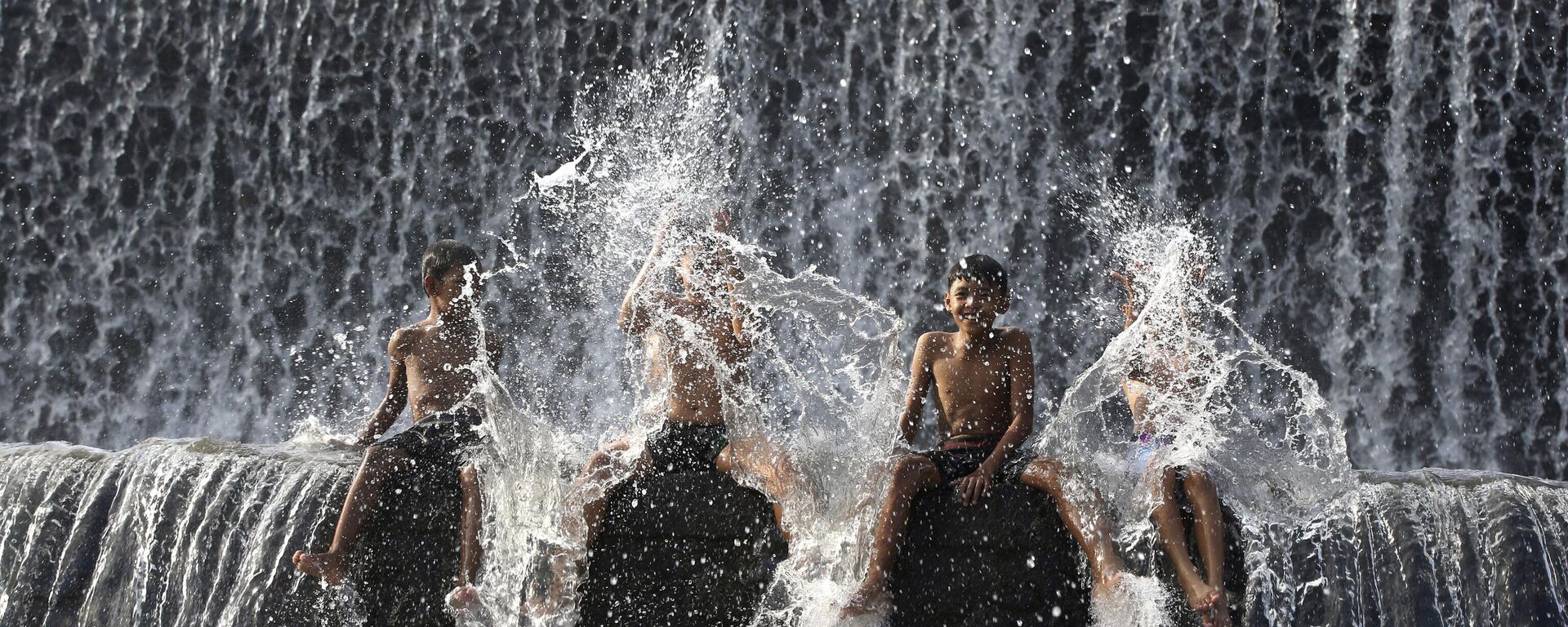 Unos niños bañándose en el río Unda en Klungkung, Bali, Indonesia. - Sputnik Mundo, 1920, 22.03.2024