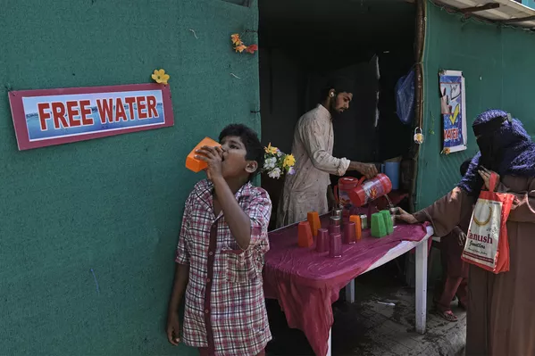 El principal objetivo del Día Mundial del Agua es inspirar acciones para lograr la disponibilidad de agua y saneamiento para todos en 2030.En la foto: un voluntario distribuyendo agua potable cerca de una parada de autobús en un caluroso día de verano en Hyderabad, India. El principal objetivo del Día Mundial del Agua es inspirar acciones para lograr la disponibilidad de agua y saneamiento para todos en 2030.En la foto: un voluntario distribuyendo agua potable cerca de una parada de autobús en un caluroso día de verano en Hyderabad, India. - Sputnik Mundo