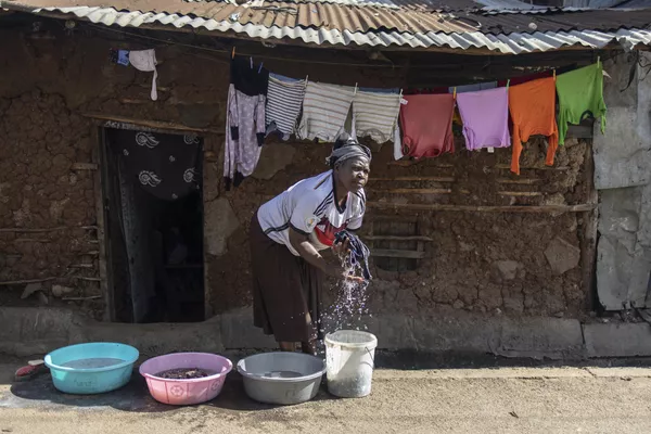 Casi la mitad de la población mundial —3.600 millones de personas— carece de saneamiento seguro. En todo el mundo, el 44% de las aguas residuales domésticas no se trata en condiciones higiénicas seguras.En la foto: una mujer lavando la ropa en su casa en el barrio marginal de Matare, en Nairobi, Kenia. Casi la mitad de la población mundial —3.600 millones de personas— carece de saneamiento seguro. En todo el mundo, el 44% de las aguas residuales domésticas no se trata en condiciones higiénicas seguras.En la foto: una mujer lavando la ropa en su casa en el barrio marginal de Matare, en Nairobi, Kenia. - Sputnik Mundo