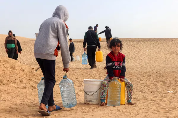 Según la ONU, 1,4 millones de personas mueren cada año debido a la mala calidad del agua, el saneamiento y la higiene. Una de cada cuatro personas —dos mil millones en todo el mundo— carece de agua potable.En la foto: palestinos reparten agua en el campo de refugiados de Rafah, en el sur de la Franja de Gaza, Palestina. Según la ONU, 1,4 millones de personas mueren cada año debido a la mala calidad del agua, el saneamiento y la higiene. Una de cada cuatro personas —dos mil millones en todo el mundo— carece de agua potable.En la foto: palestinos reparten agua en el campo de refugiados de Rafah, en el sur de la Franja de Gaza, Palestina. - Sputnik Mundo