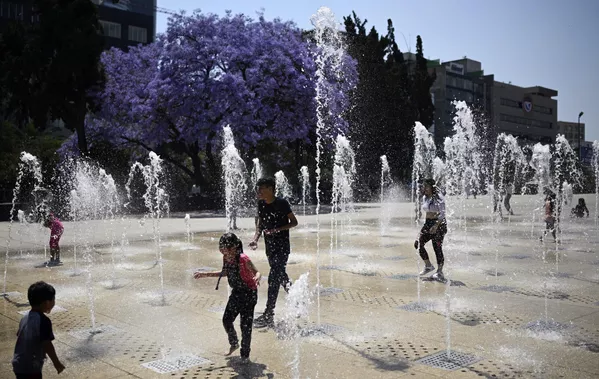 Se calcula que la demanda mundial de agua aumentará un 55% para 2050.En la foto: gente refrescándose en una fuente de Ciudad de México, donde se han registrado temperaturas máximas récord. Se calcula que la demanda mundial de agua aumentará un 55% para 2050.En la foto: gente refrescándose en una fuente de Ciudad de México, donde se han registrado temperaturas máximas récord. - Sputnik Mundo