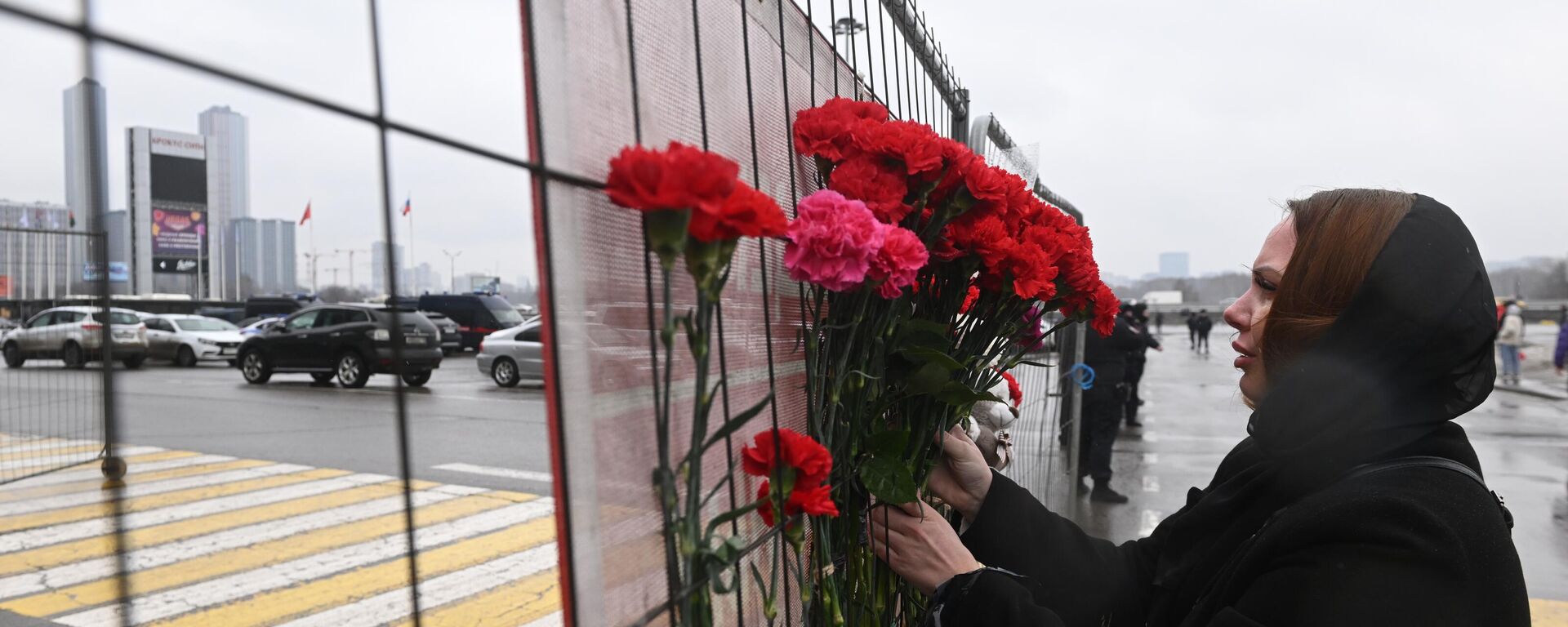 La gente lleva flores a la sala de conciertos Crocus City Hall en la región de Moscú, Rusia - Sputnik Mundo, 1920, 23.03.2024