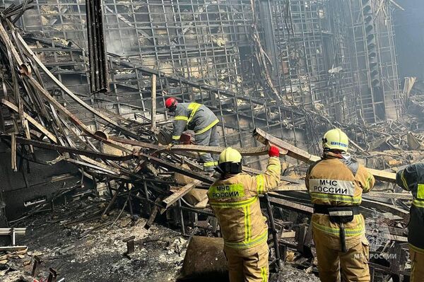 Se están aclarando los motivos y la identidad de las personas que dispararon. Según distintos testimonios, los atacantes usaron una granada o cocteles mólotov, lo cual llevó a un incendio en el edificio. Como consecuencia del fuego, el techo empezó a derrumbarse.En la foto: los equipos de rescate retiran escombros de la sala de conciertos Crocus. - Sputnik Mundo