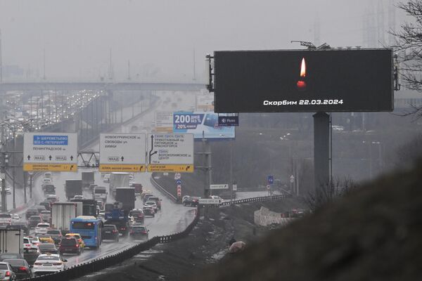 En toda Rusia las personas se reúnen para expresar su solidaridad y condolencias por los fallecidos en el atentado terrorista perpetrado en la sala de conciertos Crocus City Hall. En las pantallas de los medios de comunicación de las ciudades pusieron sus logotipos de luto.En la foto: pantalla multimedia en Moscú que dice Luto 22.03.2024. - Sputnik Mundo