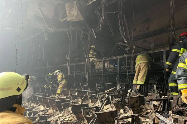 Esto es lo que quedó de la sala incendiada del Crocus City Hall. Los cuerpos de las víctimas del atentado terrorista podrían estar bajo los escombros.En la foto: equipos de rescate retirando los restos de la estructura. - Sputnik Mundo