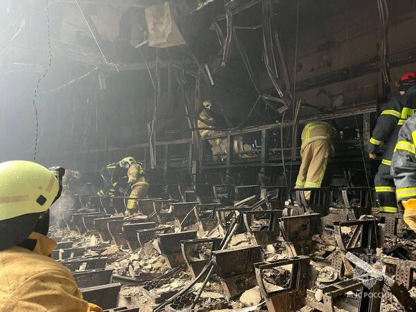 Esto es lo que quedó de la sala incendiada del Crocus City Hall. Los cuerpos de las víctimas del atentado terrorista podrían estar bajo los escombros.En la foto: equipos de rescate retirando los restos de la estructura. - Sputnik Mundo