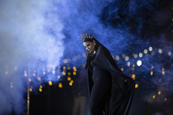 En algunos países musulmanes el primer día del Ramadán se determina mediante cálculos astronómicos y en otros mediante la observación directa de la luna o los testimonios de teólogos autorizados. En el Islam se admiten ambas opciones, por lo que la fecha de comienzo del mes sagrado puede variar de un país a otro.En la foto: la cantante iraquí Sara Mohamed actúa en la ciudad de Basora, Irak. - Sputnik Mundo