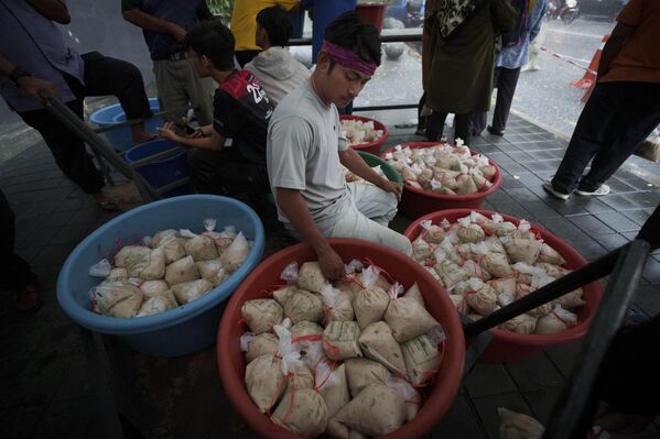 Durante el mes de Ramadán, los musulmanes practican el ayuno, considerado uno de los más estrictos de todas las religiones. El ayuno se prescribe para fortalecer a los musulmanes en la autodisciplina y el cumplimiento exacto de los preceptos de Alá. En la foto: un voluntario se prepara para distribuir gachas de Bubur Lambuk en la mezquita Kampung Baru Jamek de Kuala Lumpur, Malasia. - Sputnik Mundo