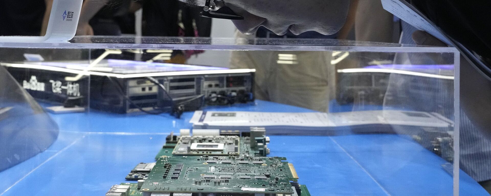 Un visitante examina un chipset de ordenador en el stand del desarrollador chino de semiconductores y chips Kunlunxin durante la Conferencia Mundial de inteligencia artificial en Shanghái, el 5 de julio de 2023 - Sputnik Mundo, 1920, 22.08.2024