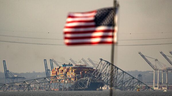 Parte de la estructura de acero del puente Francis Scott Key, encima del buque portacontenedores Dali, después de que el puente colapsara en Baltimore, el 26 de marzo de 2024. - Sputnik Mundo