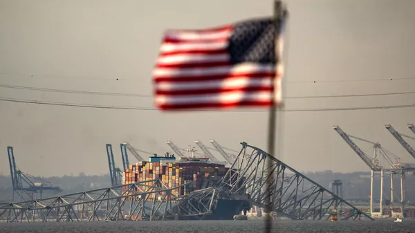 Parte de la estructura de acero del puente Francis Scott Key, encima del buque portacontenedores Dali, después de que el puente colapsara en Baltimore, el 26 de marzo de 2024. - Sputnik Mundo