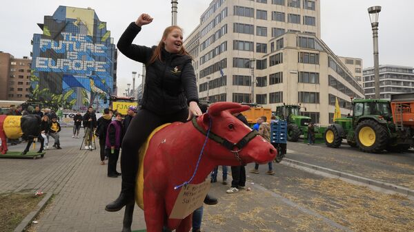 Protesta de agricultores en las calles de Bruselas - Sputnik Mundo