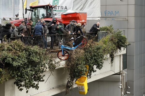 A finales de febrero, varios centenares de agricultores irrumpieron en un pabellón de una exposición agrícola en Francia, se produjeron enfrentamientos entre guardias de seguridad y manifestantes, y se lanzaron huevos a los agentes de policía.En la foto: manifestantes lanzan objetos desde un pequeño puente elevado. - Sputnik Mundo