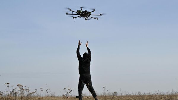 Un piloto ucraniano practica con un dron en un campo de entrenamiento en la región de Kiev en febrero de 2024 - Sputnik Mundo