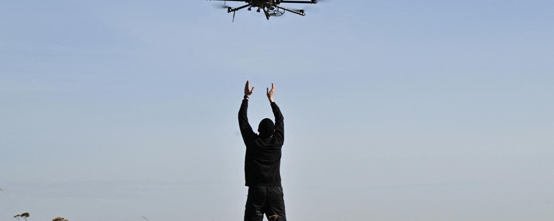Un piloto ucraniano practica con un dron en un campo de entrenamiento en la región de Kiev en febrero de 2024 Un piloto ucraniano practica con un dron en un campo de entrenamiento en la región de Kiev en febrero de 2024 - Sputnik Mundo, 1920, 20.04.2024