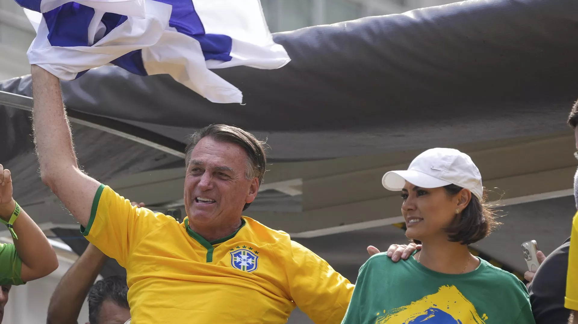 Jair Bolsonaro ondea bandera de Israel en manifestación convocada por él mismo acusando ser víctima de una persecución política por la trama golpista en la que está implicado - Sputnik Mundo, 1920, 29.11.2024