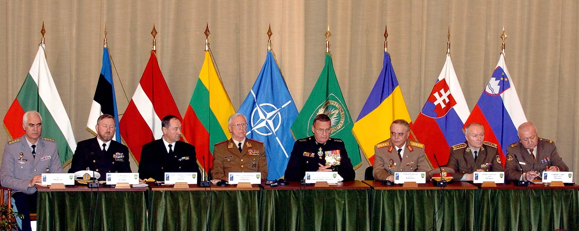 Los jefes del Estado Mayor de los nuevos países miembros durante una ceremonia que marca la adhesión a la OTAN de siete nuevas naciones miembros: Bulgaria, Estonia, Letonia, Lituania, Rumania, Eslovaquia y Eslovenia  - Sputnik Mundo, 1920, 29.03.2024