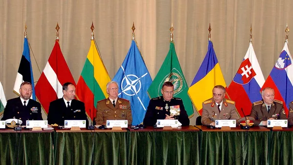Los jefes del Estado Mayor de los nuevos países miembros durante una ceremonia que marca la adhesión a la OTAN de siete nuevas naciones miembros: Bulgaria, Estonia, Letonia, Lituania, Rumania, Eslovaquia y Eslovenia  - Sputnik Mundo