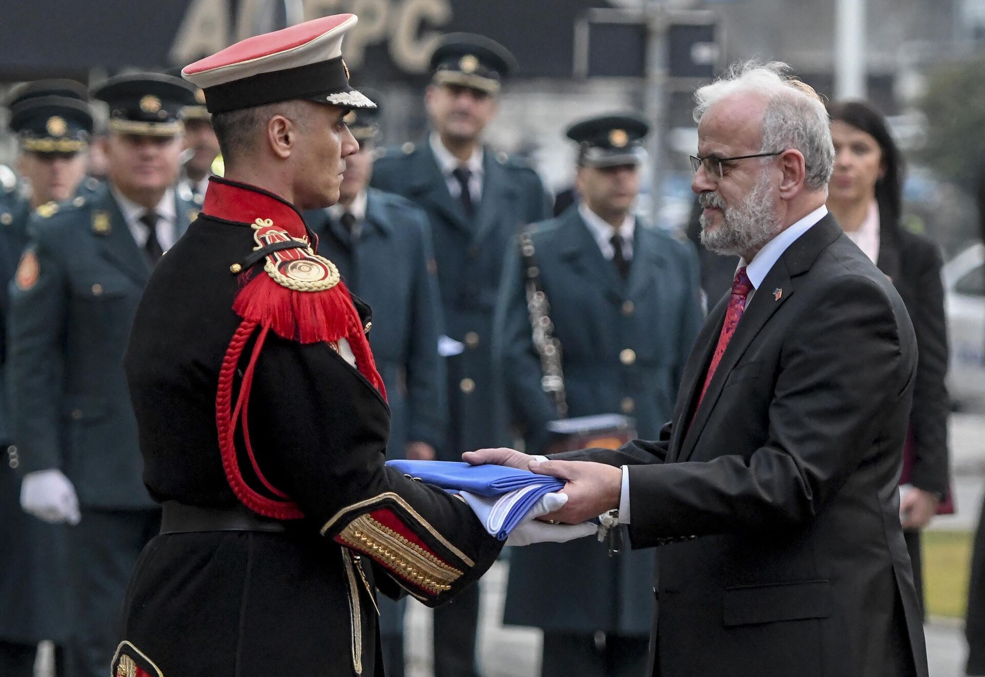 Talat Xhaferi, entonxes presidente del Parlamento de Macedonia del Norte, entrega la bandera de la OTAN a un oficial del Ejército durante una ceremonia de la bandera frente al edificio del Parlamento en Skopje, el 11 de febrero de 2020 - Sputnik Mundo, 1920, 29.03.2024