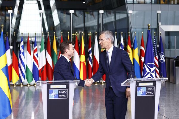 El primer ministro sueco, Ulf Kristersson, y el secretario general de la OTAN, Jens Stoltenberg, se dan la mano durante una rueda de prensa con motivo del ingreso de Suecia a la OTAN, en la sede de la Alianza del Atlántico Norte en Bruselas, el 11 de marzo de 2024. - Sputnik Mundo