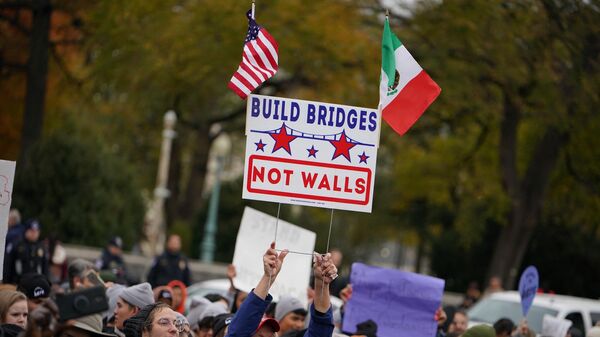 Activistas por los derechos de los inmigrantes participan en una manifestación frente al Tribunal Supremo de Estados Unidos en 2019 - Sputnik Mundo