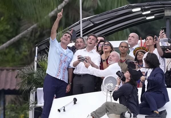 El presidente francés, Emmanuel Macron, el presidente brasileño, Luiz Inacio Lula da Silva, y sus comitivas en la isla Combu, Brasil.La semana pasada Macron realizó una visita oficial de tres días a Brasil. - Sputnik Mundo