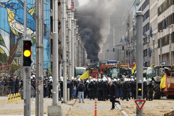 Los agricultores salen a las calles en Bruselas para expresar su oposición a las políticas actuales de la Unión Europea en el sector agrícola. En la foto: la Policía interviene para dispersar a la protesta cerca del edificio del Consejo Europeo, el 26 de marzo de 2024. - Sputnik Mundo