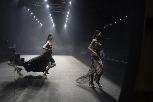 Un desfile de Xiangqiao Sheng durante la Semana de la Moda de China en Pekín. - Sputnik Mundo