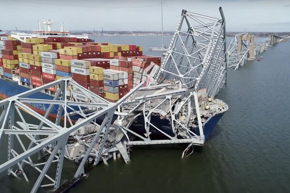 El buque Dali, atrapado bajo los restos del puente Francis Scott Key, después de que colapsara contra el último el 27 de marzo.  - Sputnik Mundo