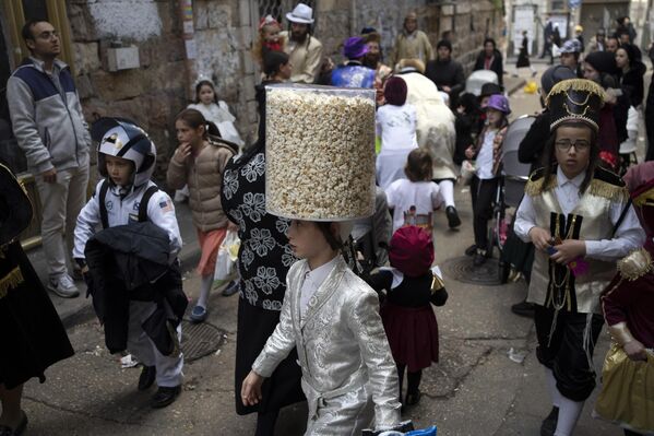 La fiesta judía de Purim conmemora la historia bíblica de cómo se frustró un complot para exterminar a los judíos en Persia.En la foto: niños celebrando la fiesta judía de Purim en el barrio de Mea Shearim, en Jerusalén. - Sputnik Mundo