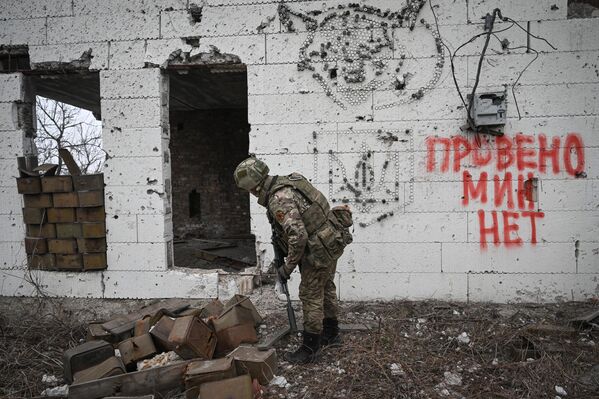 Un ingeniero militar del grupo de fuerzas ruso Centro en la dirección de Avdéyevka. Su unidad está retirando artefactos explosivos de zonas urbanas y tramos de carretera durante la operación militar especial. - Sputnik Mundo