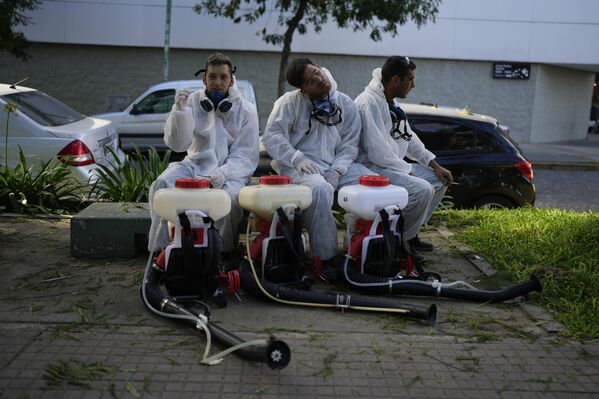 Un equipo que lleva a cabo la fumigación contra el dengue en medio de un repunte de la enfermedad en toda Argentina, descansando en el parque donde están desinfectando, en Buenos Aires.A principios de marzo, las autoridades de la ciudad de Buenos Aires confirmaron un brote epidémico de dengue en la capital argentina. - Sputnik Mundo