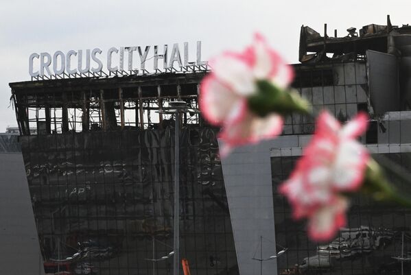 El edificio de la sala de conciertos del Crocus City Hall, donde se produjo el atentado, después del incendio. - Sputnik Mundo
